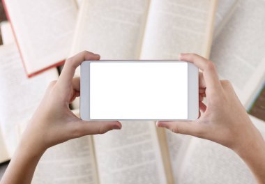 Top düz fotoğraf çekme görünümü eller tarafından cep telefonu kamera kitaplar yatıyordu