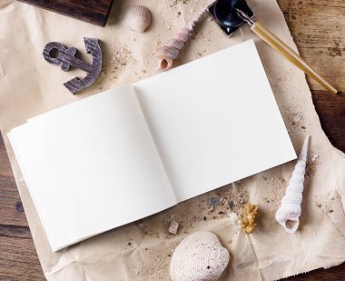 Üstten Görünüm düz lay açık defter ile mürekkep ve zanaat üzerinde dolma kalem kağıt kadar sahte