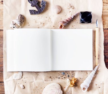 Üstten Görünüm düz lay açık defter ile mürekkep ve zanaat üzerinde dolma kalem kağıt kadar sahte