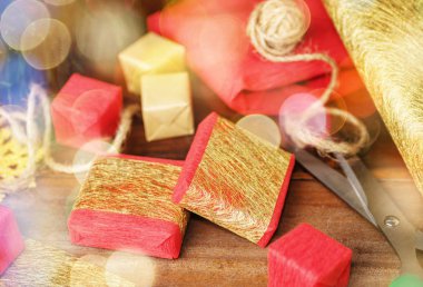 Ahşap üzerine kırmızı ve altın hediye kutuları ve craft kağıt