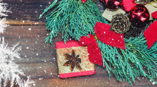 Яскравий синій кипарисовий вінок з різдвяними іграшками та подарунками — стокове фото