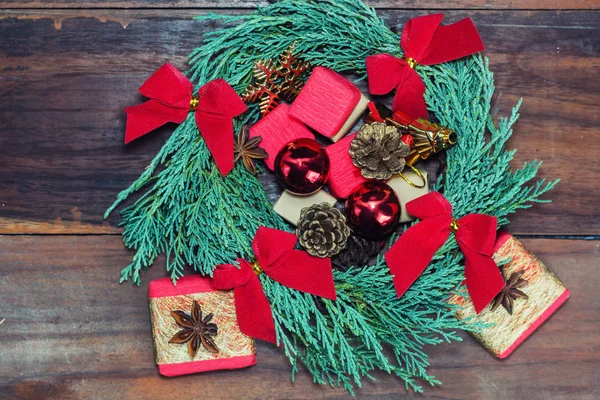 Noel oyuncaklar ve hediyeler ile canlı mavi selvi çelenk