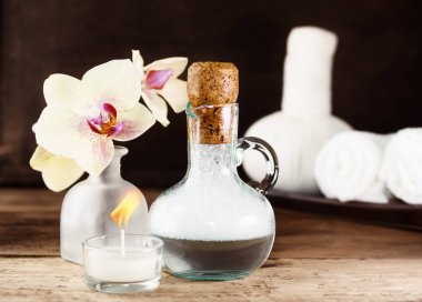 Spa ahşap masa ayarla. Sarı orkide ve lavanta banyo köpüğü.