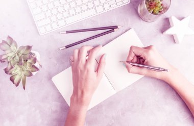 Üstten Görünüm elleri boş sketchbook vanilya filtre çizimi