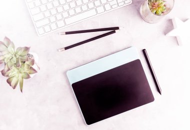 Üstten Görünüm düz grafik tablet gri office açayım. Modern tasarımcının iş yeri kavramı