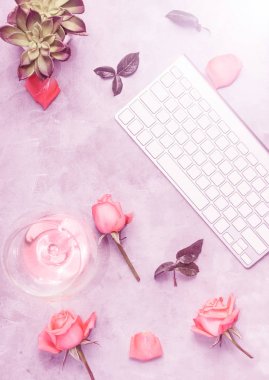 En iyi görünüm düz yatıyordu çalışma alanı ile gül yaprakları ve vine. Romantik arka plan