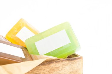 Ahşap kutu sahte kadar parlak renkli el yapımı Sabun barlar. Boş etiket. Metin alanı