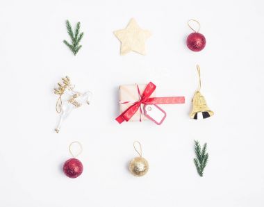 Düz yatıyordu Üstten Görünüm Noel minimalist geometrik kompozisyon. Hediye, Noel dekorasyonu, çam dalları, altın yıldız, çam kozalakları. Yeni yıl kavramı