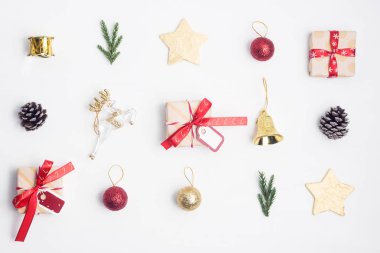 Düz yatıyordu Üstten Görünüm Noel minimalist geometrik kompozisyon. Hediye, Noel dekorasyonu, çam dalları, altın yıldız, çam kozalakları. Yeni yıl kavramı