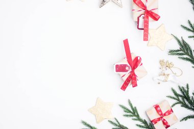 Düz yatıyordu, en iyi görünüm Noel kompozisyon. Noel hediyesi, çam kozalakları, oyuncaklar, çam dalları beyaz arka plan üzerinde. Yeni yıl kavramı