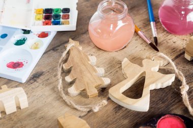 Boya ve fırça ile tabloda Vintage ahşap Noel oyuncaklar. Sanat, el sanatları, yeni yıl kavramı