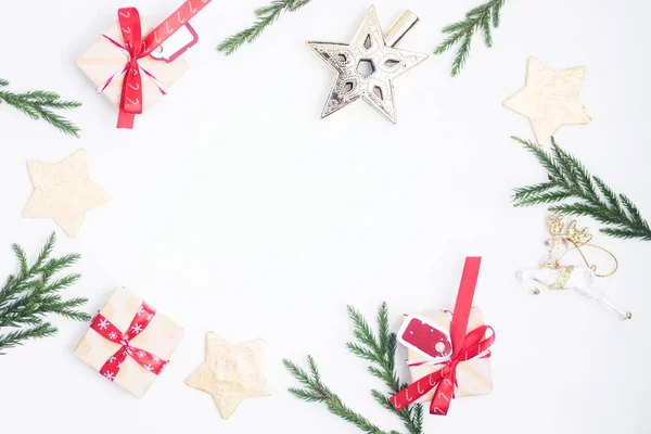 Düz yatıyordu, en iyi görünüm Noel kompozisyon. Noel hediyesi, çam kozalakları, oyuncaklar, çam dalları beyaz arka plan üzerinde. Yeni yıl kavramı