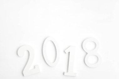 Beyaz ahşap numaralarında 2018 beyaz. Yeni yıl kavramı. Metin alanı