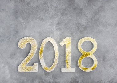 Lüks parlak numaraları altın parlak glitter gri beton tablo üzerinde yapılan 2018. Yeni yıl kavramı. Metin alanı