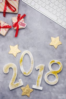 Lüks glitter klavye ile 2018 numaralar ve gri beton zemin üzerine sunar. Yeni yıl kavramı. Metin alanı