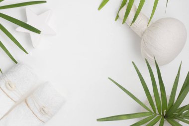 Üstten Görünüm spa arka plan yat: Tay masajı çanta, havlu ve palmiye yaprakları beyaz arka plan üzerinde. Sağlıklı bir yaşam tarzı. Metin alanı