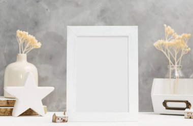 Beyaz fotoğraf çerçevesi yakın sahte kadar raf ahşap ve seramik ev dekorasyonu ile vazoda bitkiler ile. İskandinav tarzı. Metin alanı