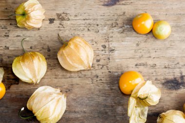 Ahşap rustik arka plan üzerinde güzel turuncu bektaşi. Vejetaryen yiyecekler kavramı. Detoks