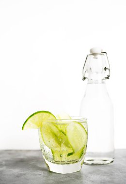 Sağlıklı gıda arka plan: cucmber ve Limon Detoks maden suyu şişesi ile. Vejetaryen yiyecekler kavramı. Metin alanı