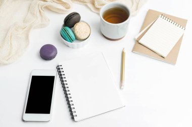 Üstten Görünüm düz boş dizüstü bilgisayar ve cep telefonu mockup macarons ve çay Kupası beyaz zemin üzerine yatırın. Sanat, kavramı yazma. Metin alanı