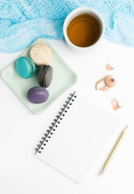 Üstten Görünüm düz boş beyaz dizüstü mockup macarons ve çay Kupası ile yatıyordu. Sanat, kavramı yazma. Metin alanı