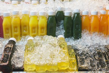 Taze meyve ve sebze suyu buz Tay Market ile renkli şişe. Lealthy yaşam biçimi, seyahat kavramı. Detoks 