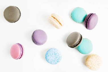Renkli macarons beyaz arka plan üzerinde uçan. En az desen, yaratıcı tatlı kavramı
