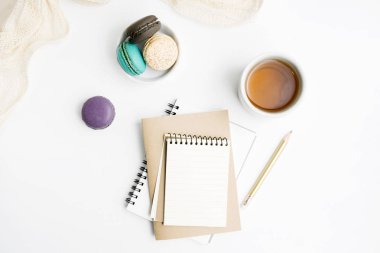Üstten Görünüm düz boş defter mockup macarons ve çay Kupası ile yatıyordu. Sanat, kavramı yazma. Metin alanı