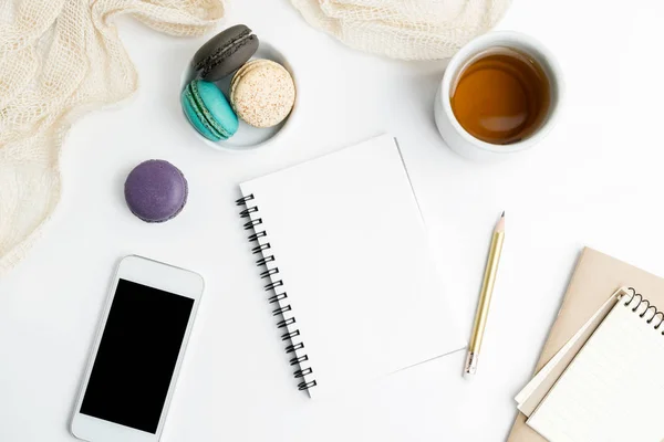 Üstten Görünüm düz boş dizüstü bilgisayar ve cep telefonu mockup macarons ve çay Kupası ile yatıyordu. Sanat, kavramı yazma. Metin alanı