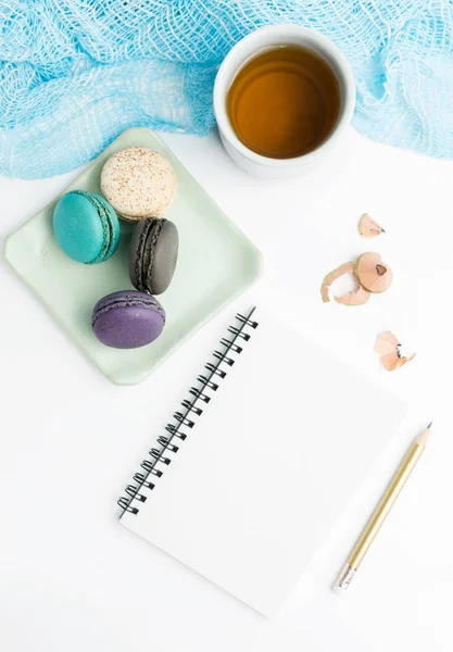 Üstten Görünüm düz boş beyaz dizüstü mockup macarons ve çay Kupası ile yatıyordu. Sanat, kavramı yazma. Metin alanı