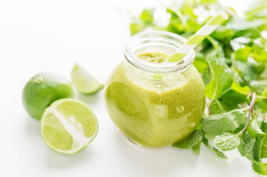 Yeşil sağlıklı iç yeşil nane ve limon beyaz arka plan üzerinde mason kavanoza. Vejetaryen yiyecekler kavramı. Detoks. Metin alanı