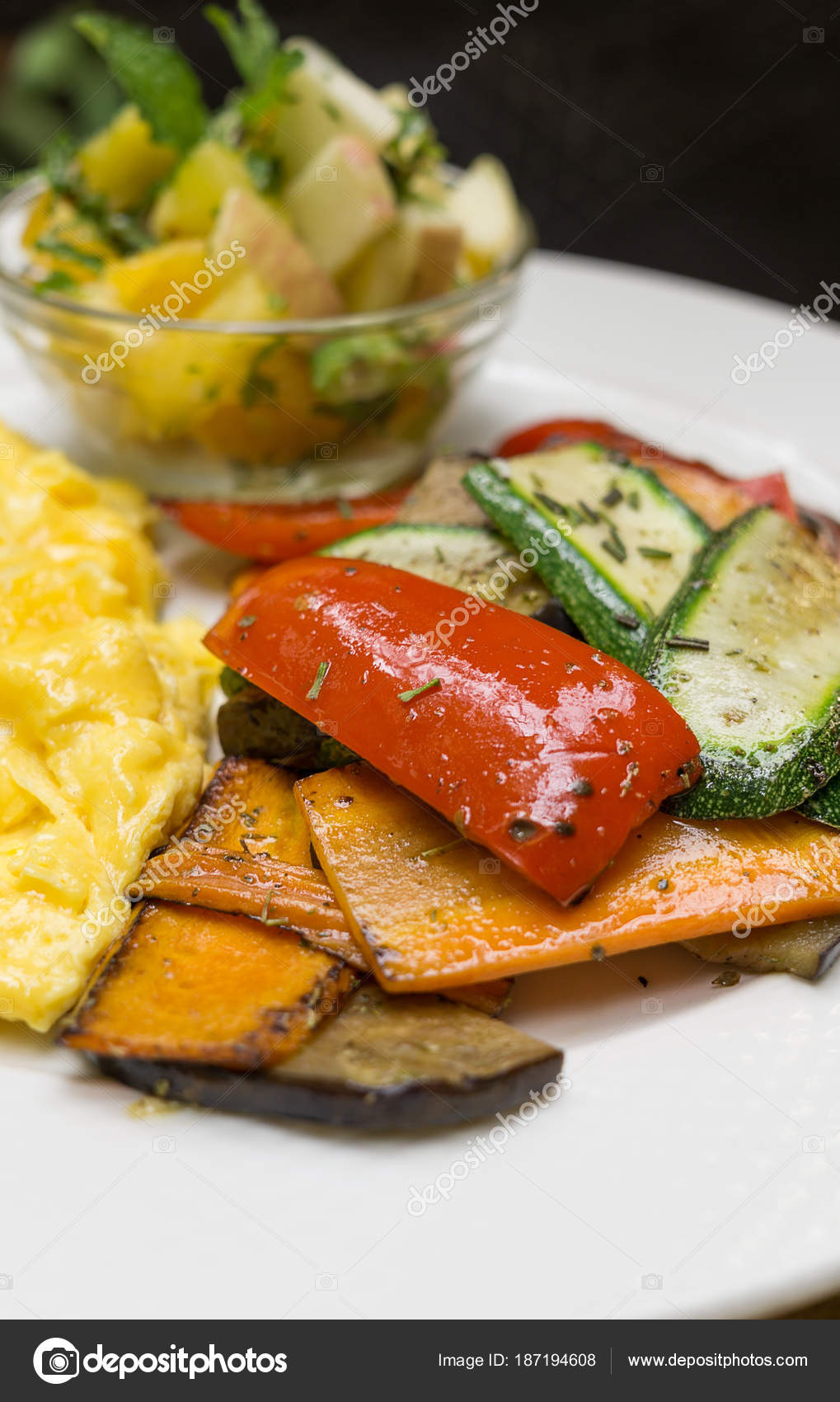 白いプレートに野菜を焼き バック グラウンドでのニンジン ピーマン スクランブルエッグとぼやけマンゴー アップル サラダ ズッキーニのスライスします ベジタリアン料理のコンセプトです デトックス ストック写真 C Scorpionce 白いプレートに野菜を焼き バック グラウンドでのニンジン ピーマン スクランブルエッグとぼやけマンゴー アップル サラダ ズッキーニのスライスします ベジタリアン料理のコンセプトです デトックス ストック写真 C Scorpionce