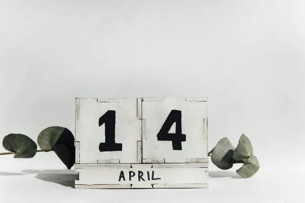 Houten Kubussen Kalender Witte Blokken Van April Datum Met Groene — Stockfoto