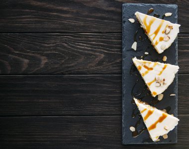 siyah taş tahta tatlı pasta dilimleri ahşap masa, yakın görüş 