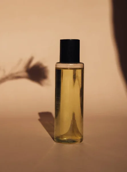 Mała Butelka Perfumami Cieniem Słońcu Widok Bliska — Zdjęcie stockowe