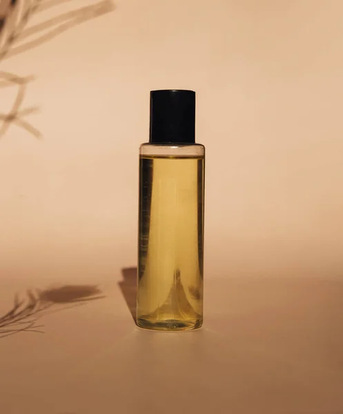 Parfümlü küçük bir şişe, güneş ışığı, yakın görüş.  