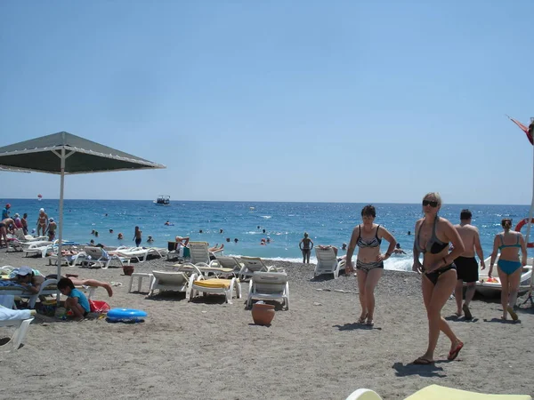 Dağlar. Türkiye'deki dağlar. Deniz. Yatak. Ufuk. — Stok fotoğraf