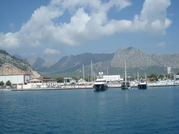 Dağlar. Türkiye'deki dağlar. Antalya. Deniz. Yatak. — Stok fotoğraf