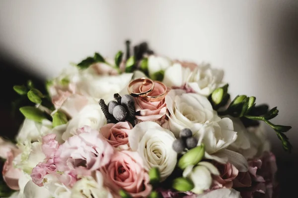 Bouquet de mariée avec anneaux de mariage — Photo