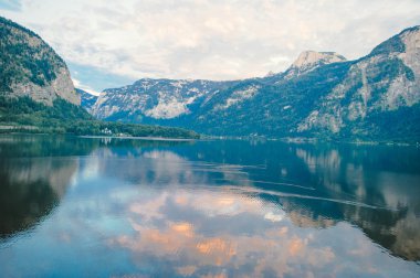 Avusturya Alpleri'nde Gölü