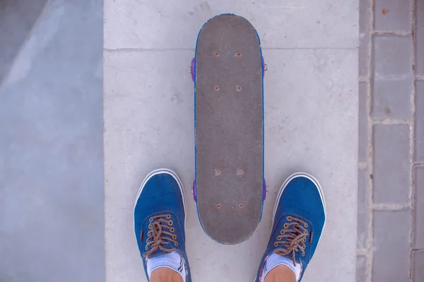 Menschliche Beine mit dem Skateboard — Stockfoto