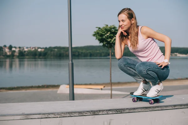 Mooi meisje met skateboard — Stockfoto