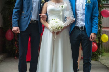 Gelin düğün buketi tutuyor.