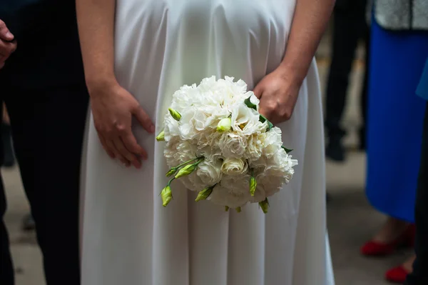 Νύφη κρατώντας γαμήλιο μπουκέτο — Φωτογραφία Αρχείου