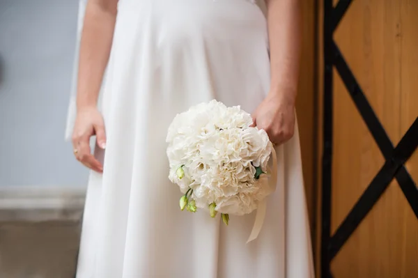 Bruid met boeket bloemen — Stockfoto