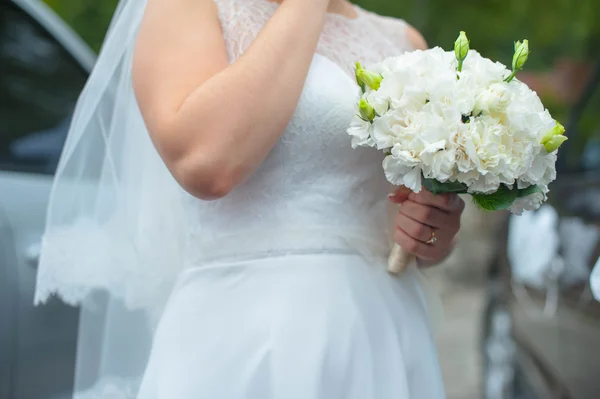 Bruid met boeket bloemen — Stockfoto