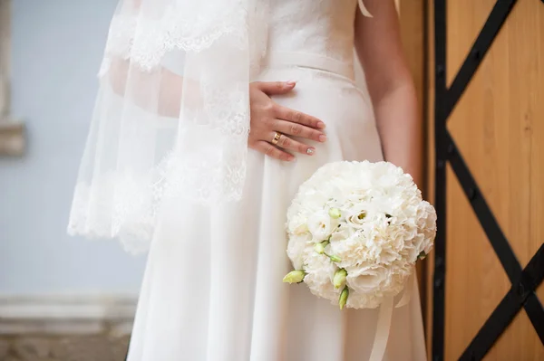 Bruid met boeket bloemen — Stockfoto