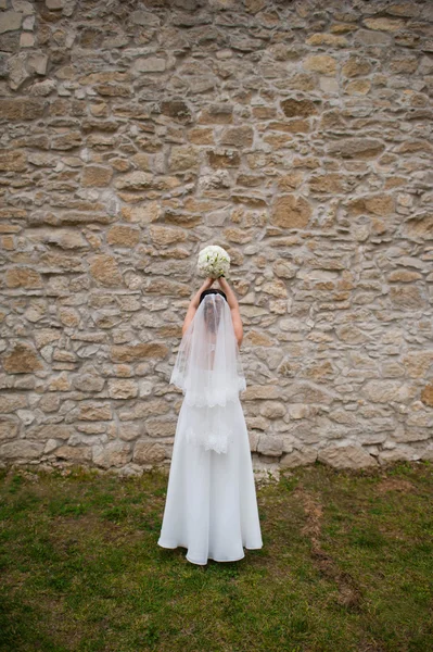 Bruid met boeket bloemen — Stockfoto