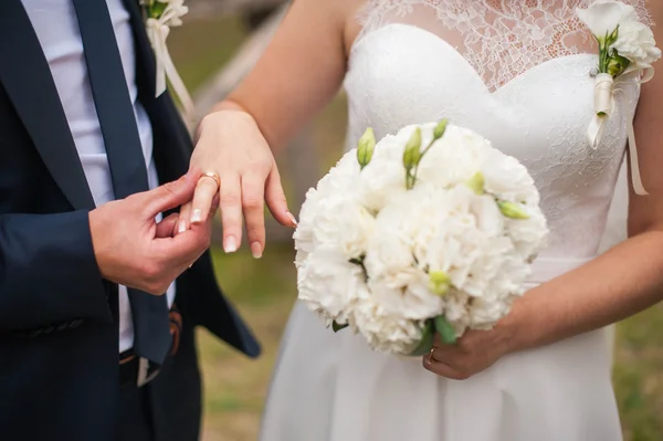 Joven pareja de boda —  Fotos de Stock