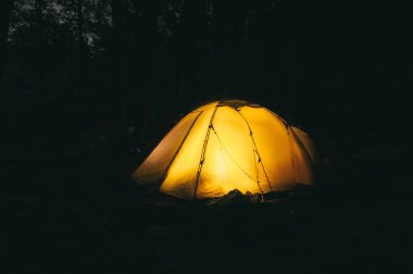 Gece kampanyası sırasında yanan çadır
